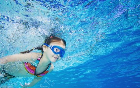 水中潜水的小女孩图片