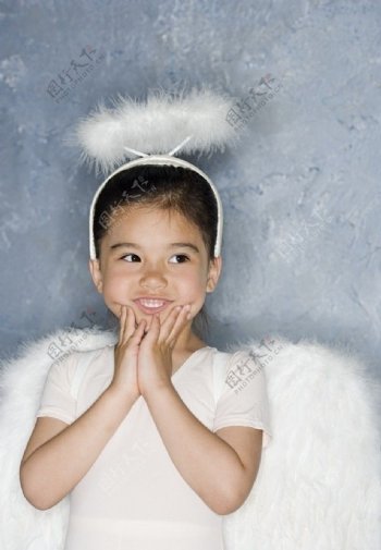 打扮成天使的可爱小女孩图片