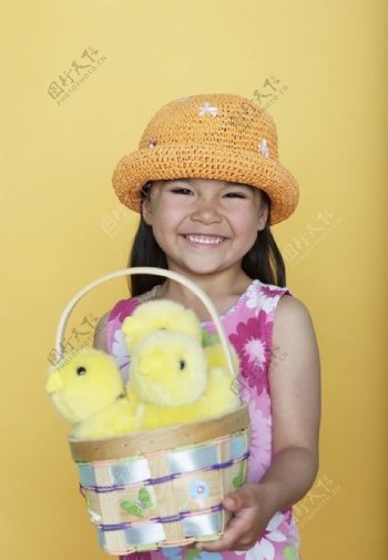 抱着玩具小鸡的灿烂小女孩图片