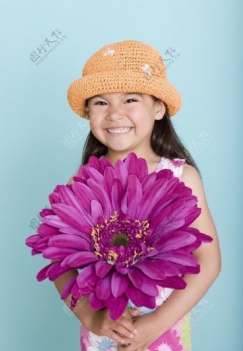 拿鲜花灿烂小女孩图片
