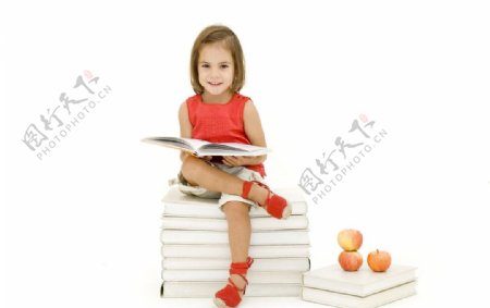看书的小女孩苹果书图片