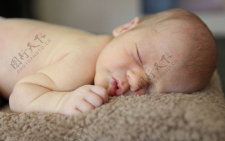在绒毯上睡觉的婴儿图片