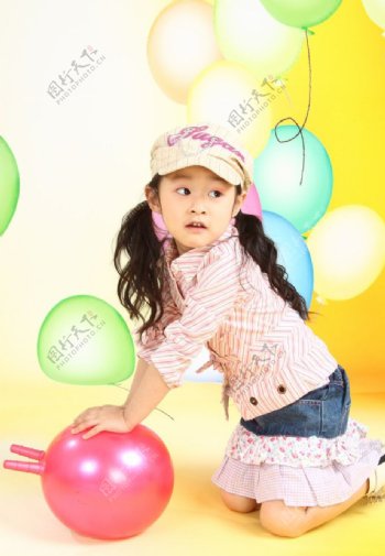 戴帽子的长发小女孩气球黄色背景图片