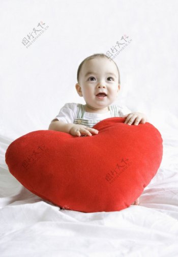 宝宝和红心抱枕图片