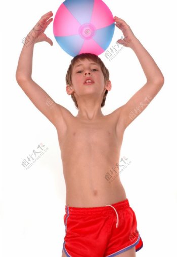 顶着充气球的男孩图片