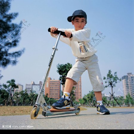 玩滑板车的孩子图片