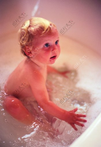 儿童沐浴图片