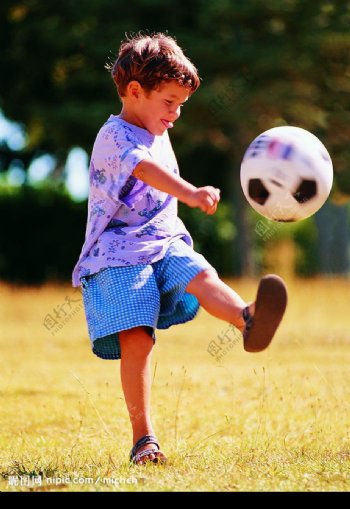 小孩子踢球图片