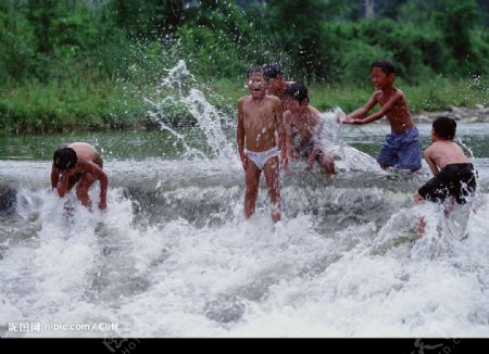 儿童溪边玩水图片