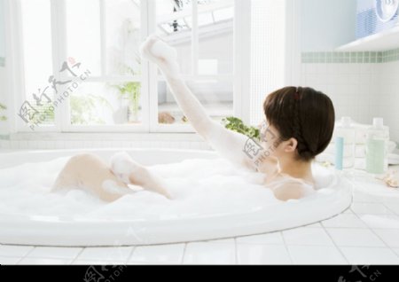 女性轻松淋浴0032