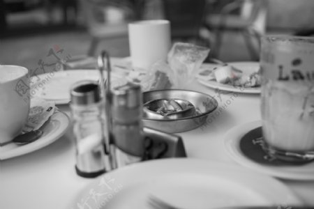 餐桌烟灰缸黑白
