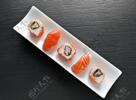 三文鱼摆盘寿司