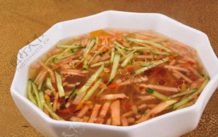 西红柿萝卜丝汤