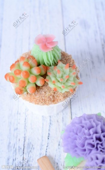 韩式裱花纸杯蛋糕
