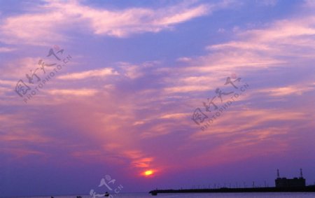 夕阳紫色天空图