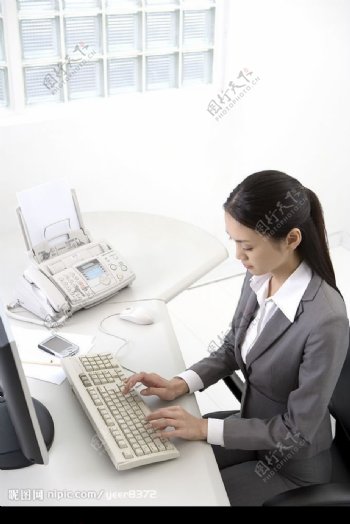 用电脑的办公室女性