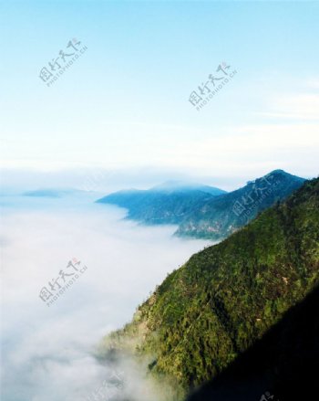 云雾笼罩中的青山自然风景