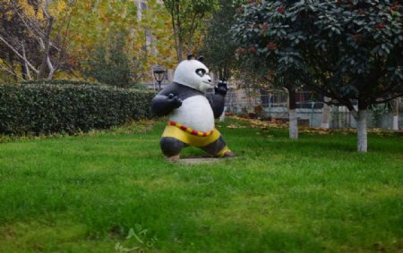 草地上的功夫熊猫塑像