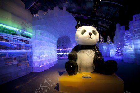 彩色冰雕熊猫