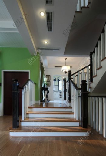 美式复古风格楼梯实景图