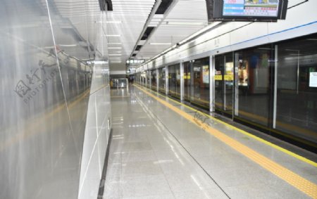 深圳地铁站候车厅明亮的站台