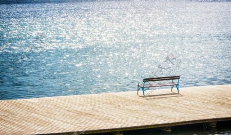 夏日海洋景观与独凳