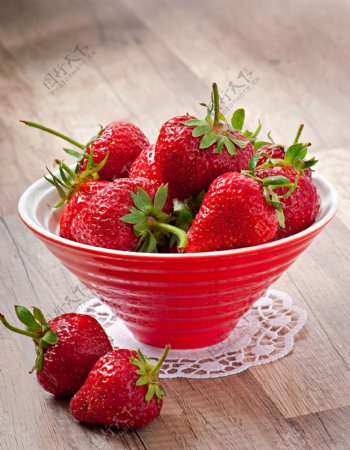 红色碗里的草莓