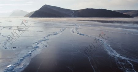 结冰的湖水