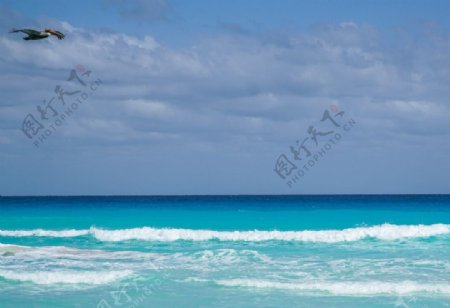 蓝色的大海和浪花