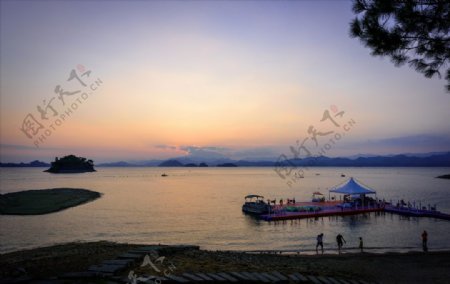 夕阳下的千岛湖