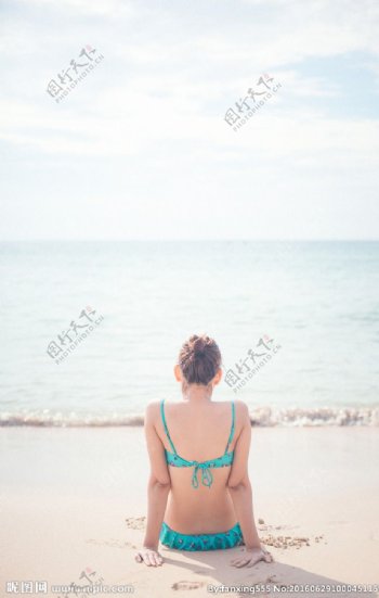 坐在沙滩上的女孩