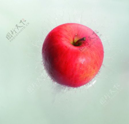 水中的苹果