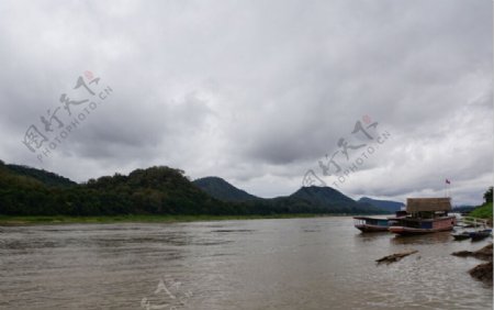 老挝渔船打鱼湄公河