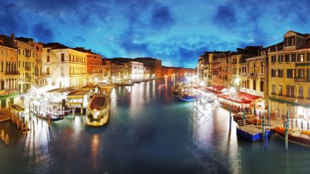 夜色下的威尼斯水城