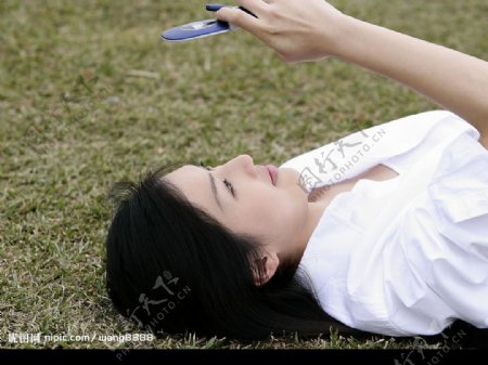 青春少女之草地躺着打电话