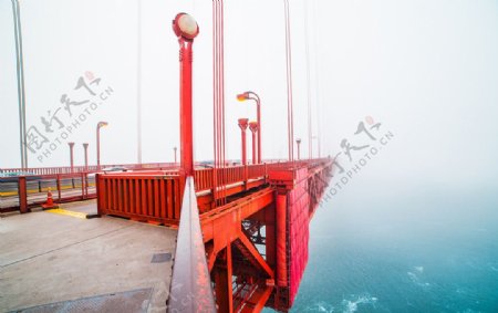 雾中的大桥