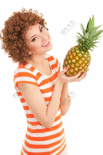 拿着菠萝的外国女人图片