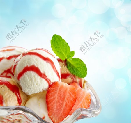 杯子内的草莓冰激凌图片