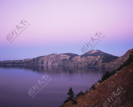山峰与湖泊美景图片