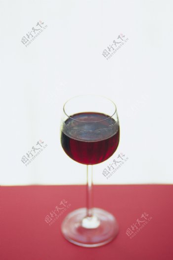 桌子上的红酒特写图片图片