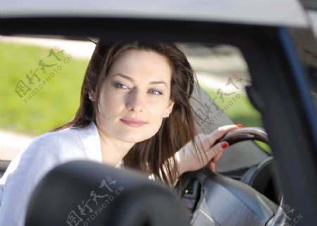 汽车内手握方向盘的外国美女图片