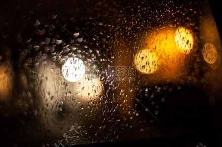 灯晚上玻璃多雨雨雨滴窗口背景虚化滴水黑壁纸