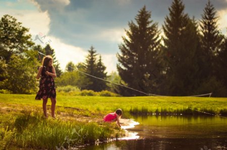 在钓鱼的小女孩