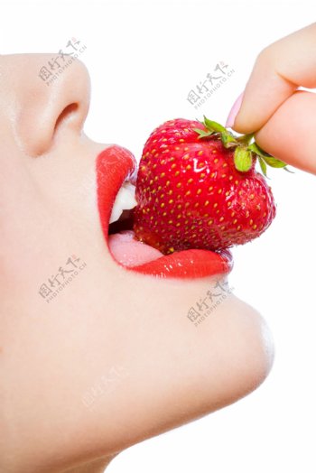 吃草莓的性感女人图片