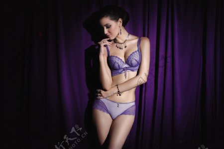 紫色内衣模特图片