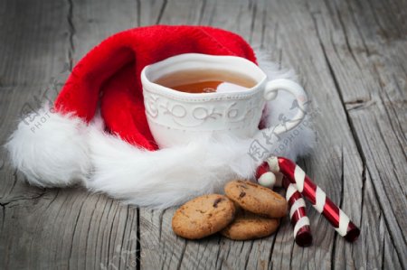 圣诞帽上的茶与木板上的饼干图片