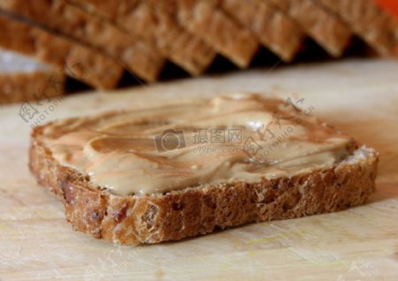 花生黄油和面包上木砧板