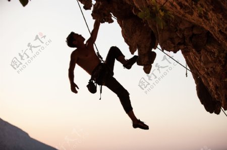 勇敢攀岩的男人图片
