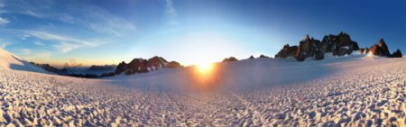 夕阳下的雪地和山峰图片