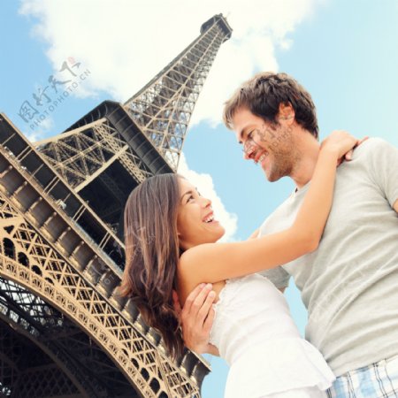 埃菲尔铁塔前拥抱的夫妻图片